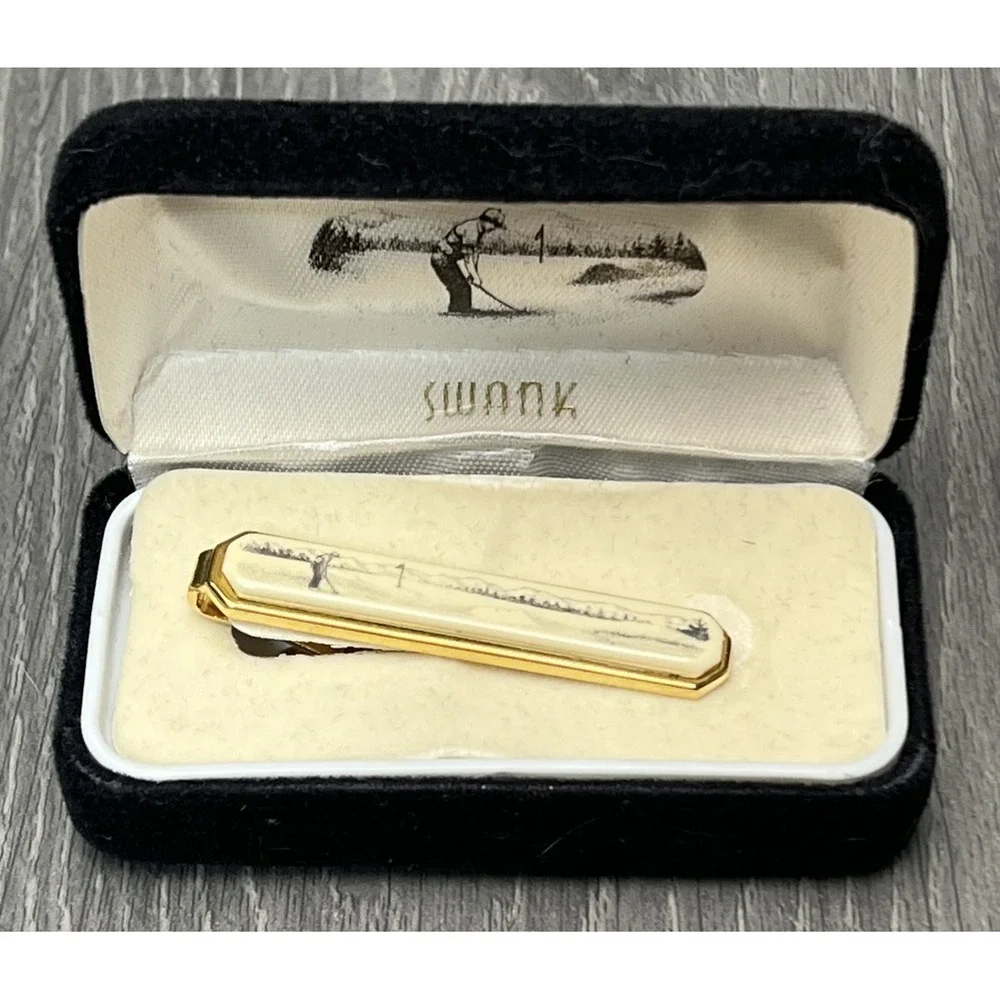 Vintage SWANK Men's Gold Tone Golf Scene Tie Clip Bar in Original Box‎